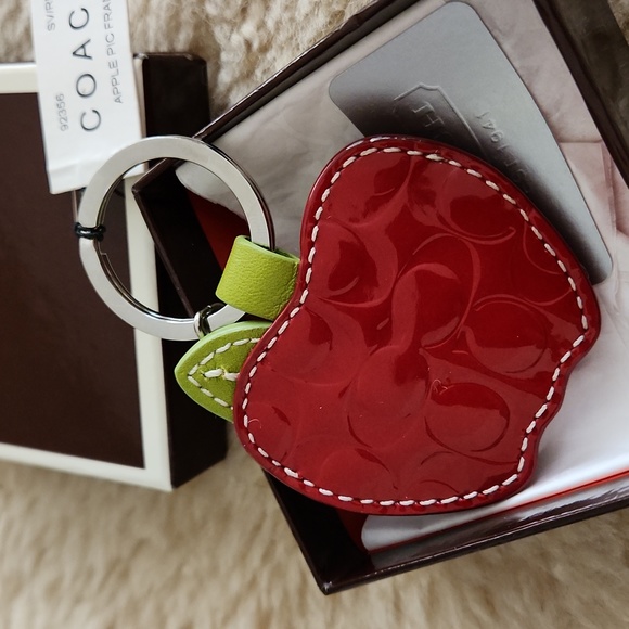 Adorable NWT IOB Coach Apple Picture Frame Key Ring/Bag Charm ๐ - Picture 4 of 12